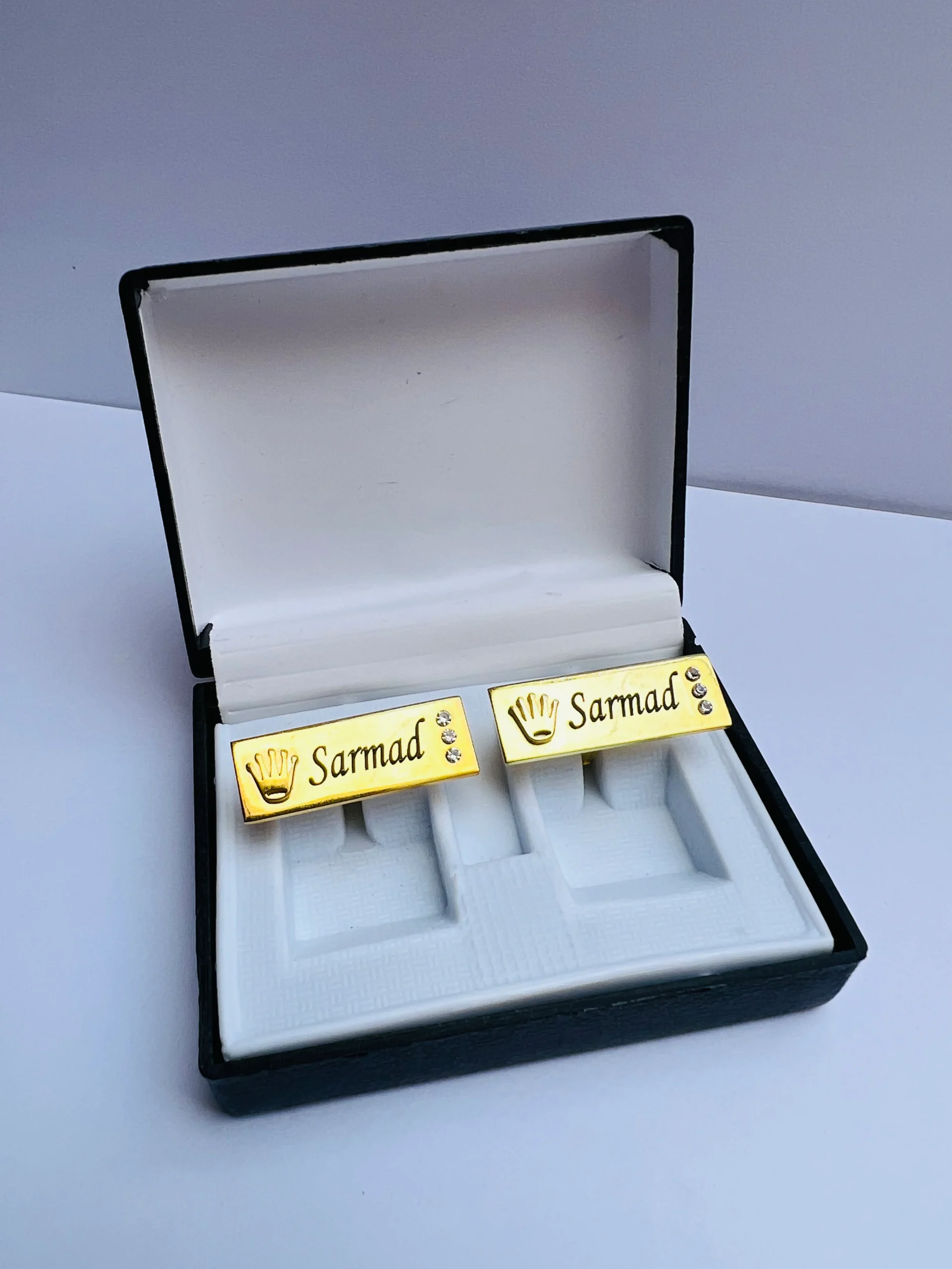 customized-crown-engraved-name-cufflinks